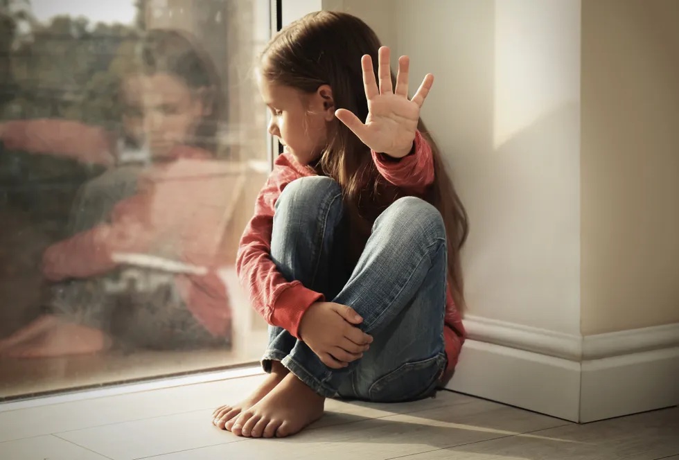 『身体的暴行を受けた児はその後に精神疾患を発症するリスクが高い』のイメージ