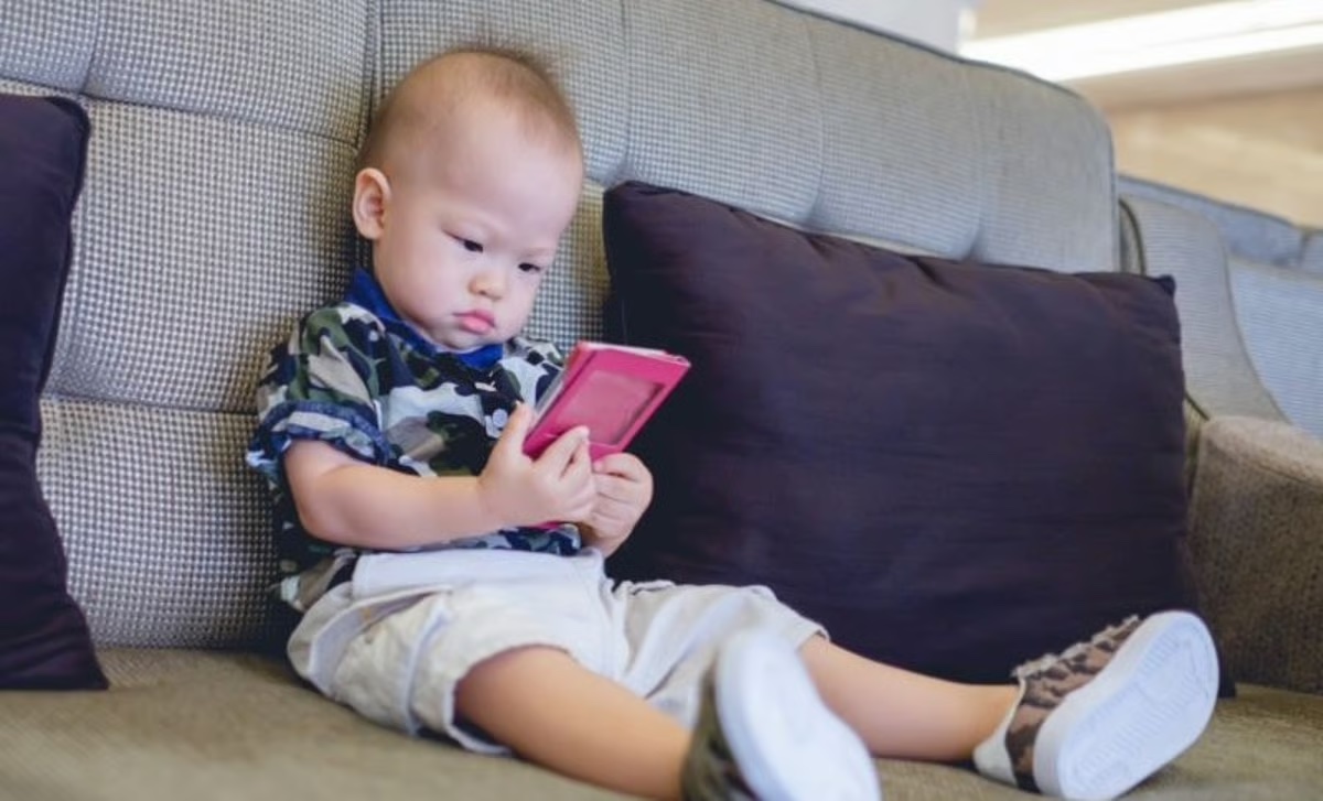 『幼児のスクリーンタイムの増加は親子の会話時間の減少と関連』のイメージ